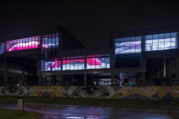 'I AM THE MOUTH' von Agnieszka Polska, LED Fassade des MSU Zagreb, 19.01.–18.03.2018, Foto: Boris Cvjetanović