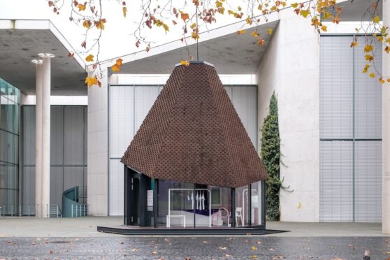 Lauren Lee Mc Carthy, LAUREN: Anyone Home?, Ausstellungsansicht 1. Human AI Art Award 2024, Kunstmuseum Bonn 2024, © Lauren Lee Mc Carthy, Photo Norbert Ittermann