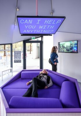 Lauren Lee Mc Carthy, LAUREN: Anyone Home?, Ausstellungsansicht 1. Human AI Art Award 2024, Kunstmuseum Bonn 2024, © Lauren Lee Mc Carthy, Photo Norbert Ittermann