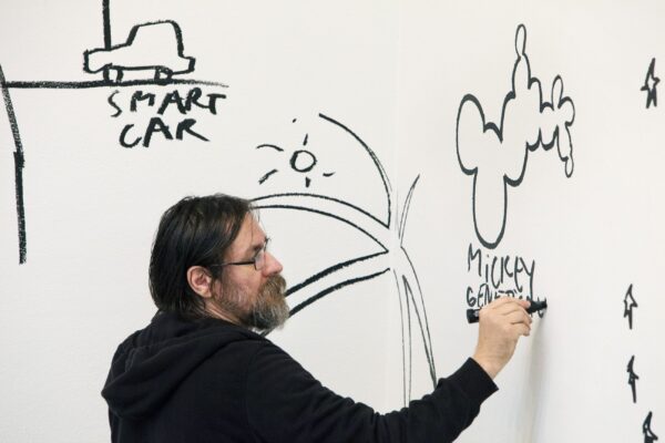 Dan Perjovschi drawing, 2013, Photo Pirje Mykkaenen