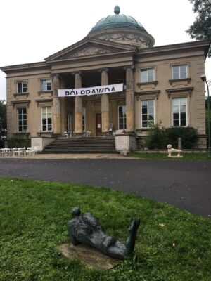 Pravdoliub Ivanov, PÓŁPRAWDA, Facade Krolikarnia Palace, Warsaw, Halftruth exhibition Art Collection Telekom, 2017