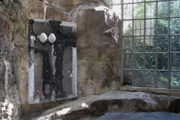 Piotr Bury Łakomy, Półpiętro, installation view, Le Creux de l’enfer, 2021, Thiers, France