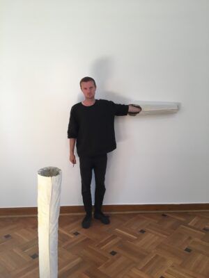 Piotr Łakomy, 2017, Installation für Połprawda Halftruth, Krolikarnia Warschau