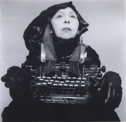 Geta Brătescu, Doamna Oliver în costum de călătorie (Lady Oliver in Traveling Costume), 1980, Foto: Mihai Brătescu, Courtesy Ivan Gallery