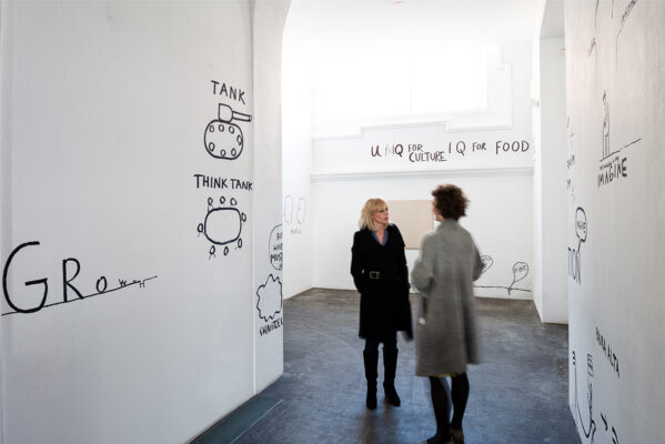 Ausstellungsansicht: ... von Brot, Wein, Autos, Sicherheit und Frieden, Kunsthalle Wien 2020, Foto: Jorit Aust: Dan Perjovschi, The Start Drawing and The End Drawing, 2020, Courtesy der Künstler & Galerie Gregor Podnar, Berlin