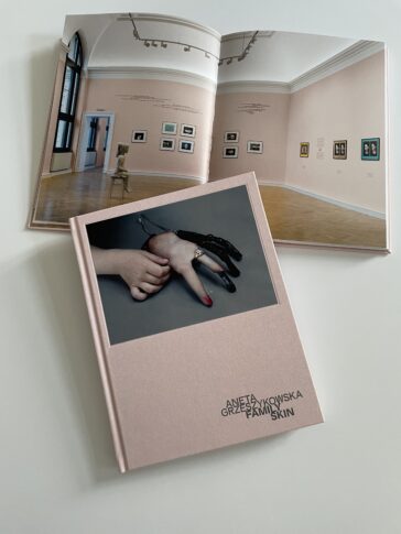 Family Skin – Exhibition Catalogue, Aneta Grzeszykowska, Francisco Carolinum, Linz, 2021