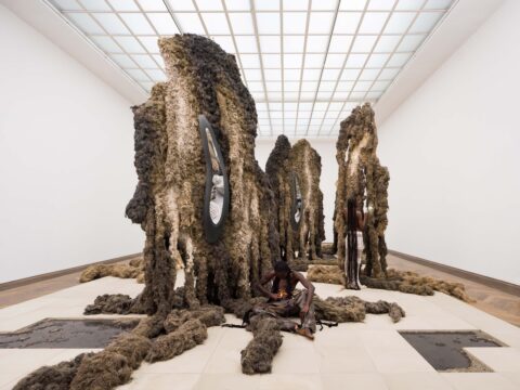 Klára Hosnedlová, GROWTH, Ausstellungsansicht (mit Performenden) Kunsthalle Basel, 2024, Foto Zdeněk Porcal - Studio Flusser / Kunsthalle Basel