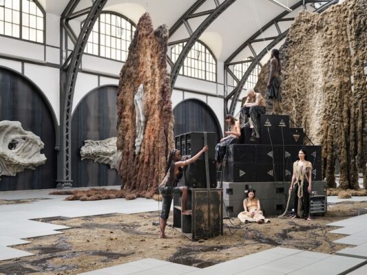 Klára Hosnedlová, CHANEL Commission: Klára Hosendlová. embrace, 2025, Installationsansicht Hamburger Bahnhof — Nationalgalerie der Gegenwart, ©Courtesy Artist, Kraupa Tuskany Zeidler, White Cube, Nationalgalerie, Zdeněk Porcal - Studio Flusser