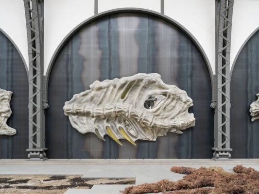 Klára Hosnedlová, CHANEL Commission: Klára Hosendlová. embrace, 2025, Installationsansicht Hamburger Bahnhof — Nationalgalerie der Gegenwart, ©Courtesy Artist, Kraupa Tuskany Zeidler, White Cube, Nationalgalerie, Zdeněk Porcal - Studio Flusser