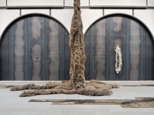 Klára Hosnedlová, CHANEL Commission: Klára Hosendlová. embrace, 2025, Installationsansicht Hamburger Bahnhof — Nationalgalerie der Gegenwart, ©Courtesy Artist, Kraupa Tuskany Zeidler, White Cube, Nationalgalerie, Zdeněk Porcal - Studio Flusser