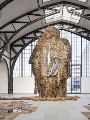 Klára Hosnedlová, CHANEL Commission: Klára Hosendlová. embrace, 2025, Installationsansicht Hamburger Bahnhof — Nationalgalerie der Gegenwart, ©Courtesy Artist, Kraupa Tuskany Zeidler, White Cube, Nationalgalerie, Zdeněk Porcal - Studio Flusser