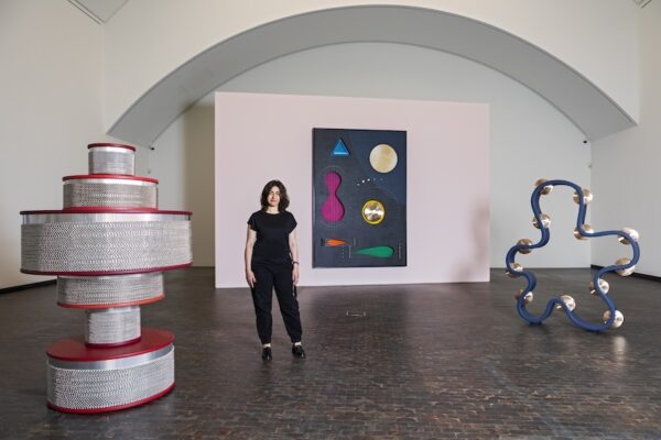 Porträt Nevin Aladağ in der Ausstellung "Nevin Aladağ – Raise the Roof", Institut Mathildenhöhe Darmstadt, Ausstellungsgebäude, 2025, Foto: Rahel Welsen
