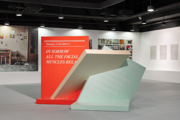 Ioana Nemeș, Ausstellungsansicht All Times At Once, 2025, MNAC Bukarest, Foto: Serioja Bocsok