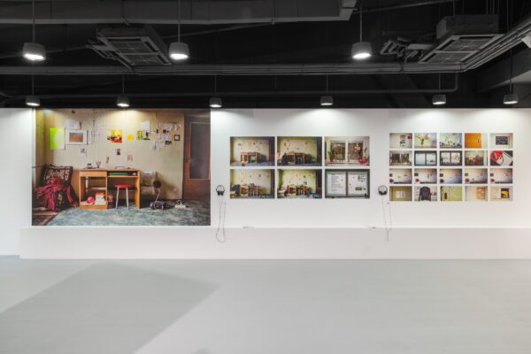 Ioana Nemeș, Ausstellungsansicht All Times At Once, 2025, MNAC Bukarest, Foto: Serioja Bocsok