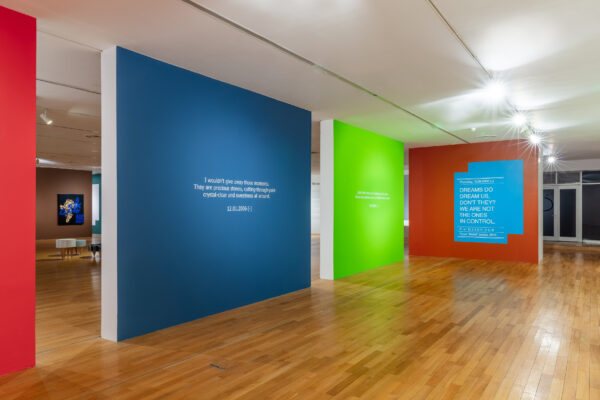 Ioana Nemeș, Ausstellungsansicht All Times At Once, 2025, MNAC Bukarest, Foto: Serioja Bocsok