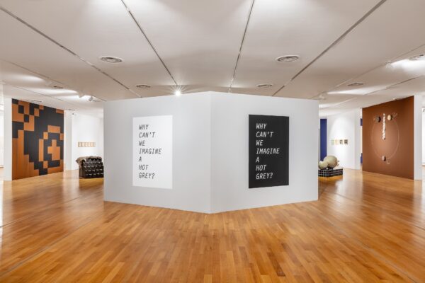 Ioana Nemeș, Ausstellungsansicht All Times At Once, 2025, MNAC Bukarest, Foto: Serioja Bocsok