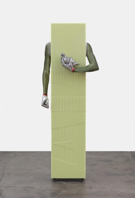 Oyoqlarining yalangoch surati tarqaldi