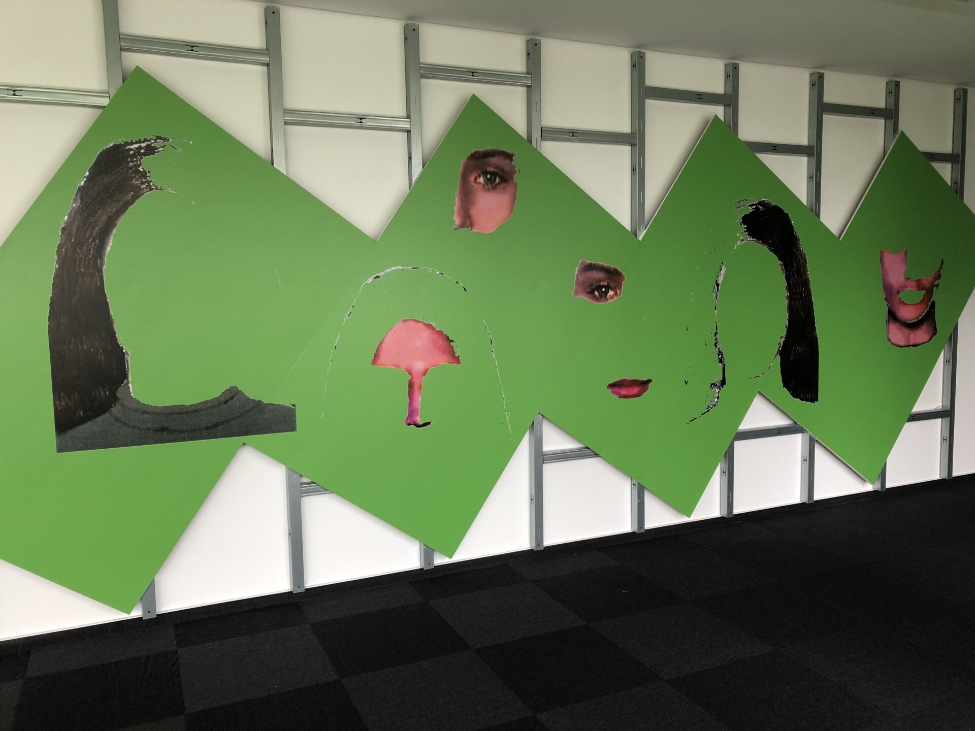 Gabriela Vanga, George, 2004/2021, Installationsansicht Headquarter DTAG